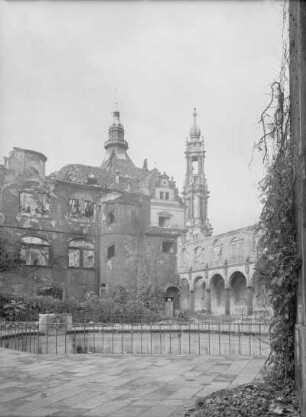 Dresden-Altstadt. Stallhof mit den Ruinen von Kanzleihaus, Georgenbau und Langem Gang. Dresden: Landesamt für Denkmalpflege Sachsen, 21-24/689