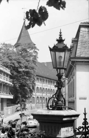 Lörrach: Hebelgymnasium, Vordergrund Laterne (Villa Aichele)