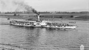 Personen-Seitenraddampfer "Königstein" (1915, Werft Laubegast). Schrägansicht bei Fahrt elbaufwärts bei Pratzschwitz