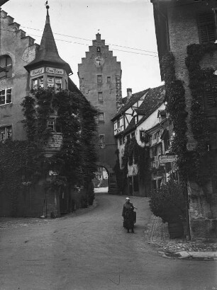 In Meersburg : Blick vom Marktplatz in Meersburg auf den Gasthof zum Bären (links) und das Obertor (mitte).