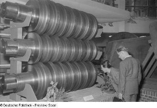 Besucher betrachten Exponate in der Sektion Metallurgie, Technische Messe 1953