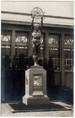 Gutenbergdenkmal von Bildhauer Adolf Lehnert [Weltausstellung für Buchgewerbe und Graphik, Leipzig 1914 : Offizielle Ansichtskarte49a]