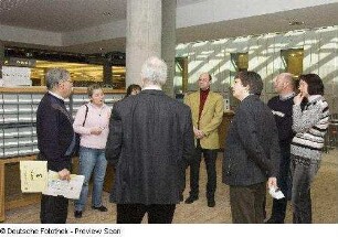 Tagungsteilnehmer während einer Führung (Ebene 0)