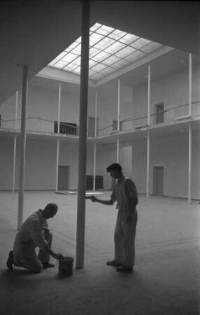 Wiederaufbau des im zweiten Weltkrieg zerstörten Hauptgebäudes der Karlsruher Kunstakademie.