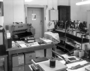 Sächsische Landesbibliothek - Staats- und Universitätsbibliothek Dresden. Zentralbibliothek (ehem. Landesbibliothek). 2. Obergeschoss. Abteilung Bestandserhaltung, Buchbinderei, Teilansicht mit Schneidemaschine : Dresden-Neustadt, Marienallee 12. Sächsische Landesbibliothek - Staats- und Universitätsbibliothek Dresden. Zentralbibliothek (ehem. Landesbibliothek). 2. Obergeschoss. Abteilung Bestandserhaltung, Buchbinderei, Teilansicht mit Schneidemaschine