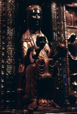 Montserrat, Schwarze Madonna : Kloster Montserrat. Schwarzen Madonna, holzgeschnitzte Heilige (Unsere Liebe Frau von Montserrat) über dem Hauptaltar