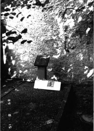Grabstein 1 (Index: 100105405) Beschreibung: nur Grabeinfassung und steinerner Stellvertreter Besonderheit: Stellvertreter trägt die Nummer 1: Grabstein 1