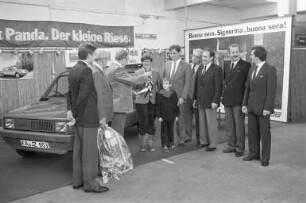 "Ball des Handwerks" in der Schwarzwaldhalle. Übergabe des Hauptgewinns beim Autohaus Fiat-Hatzner