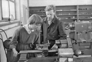 Unterricht in der Feinmetallwerkstatt der HfG