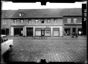 Bernau, Leninstraße (Brauerstraße) 5. Wohnhaus mit Läden. Straßenfront