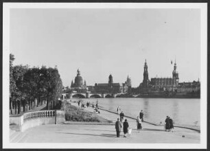 Dresden, Elbe : Blick vom Neustädter Elbufer (Pavillon am Japanischen Palais) nach Südosten gegen die Silhouette der Dresdner Altstadt