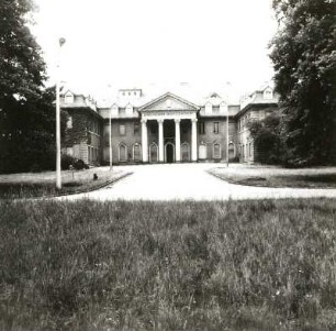 Bärenklau. Schloß (1928-1929)
