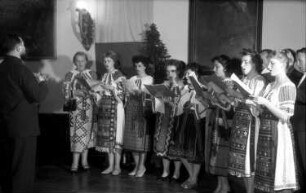 Freiburg: Kaufhaussaal; rumänischer Chor; singend