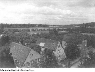 Blick vom Loschwitzer Elbhang über den Körnerweg und den Sportplatz zur Elbe und Saloppe