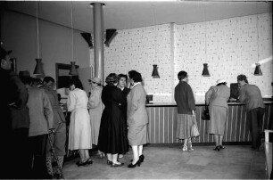 Kartenvorverkauf für die Spielzeit 1954/55 des Badischen Staatstheaters.