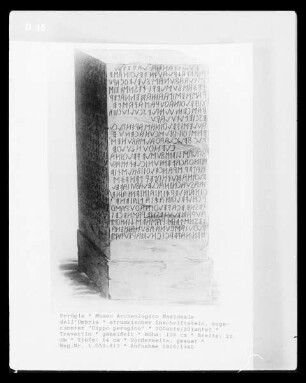 etruskischer Inschriftstein, sogenannter "Cippo perugino"