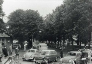 Bahnhof,. Umgestaltung und Neugestaltung des Vorplatzes und der Grünanlagen am Bahnhof im Herbst 1960,. Detmold