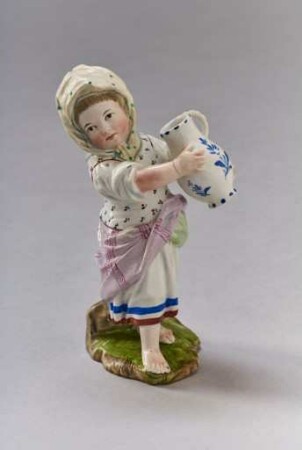Figur eines kleines Mädchens mit Krug