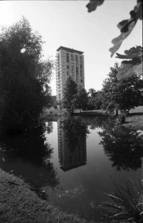 Berlin: Interbau; Objekt 1; in der Spiegelung des Teichs
