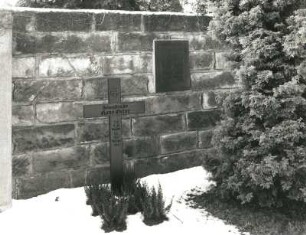 Grabanlage für Hans Oster : Grabanlage für Hans Oster. Holzkreuz, Sandsteintafel, Metallbuchstaben (ab 1945). Dresden-Neustadt, Albertstadt, Nordfriedhof (Garnisonsfriedhof)