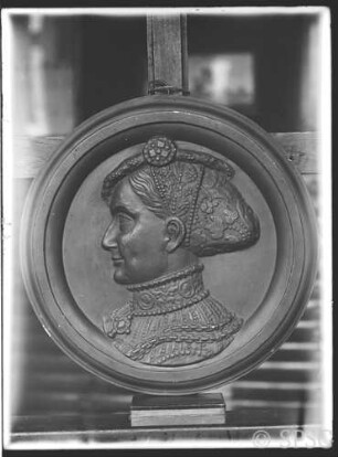 Berlin, Schloss Berlin, Relief Hedwig von Polen, vom Bogenzugang zum Erker, R.: 839, ehem. Saal Joachims II., nach Gipsabguss.