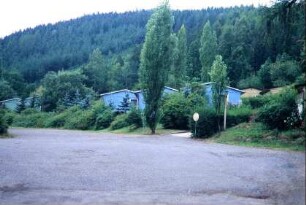 großer freier Platz, rechts davon Bungalowsiedlung am Stausee