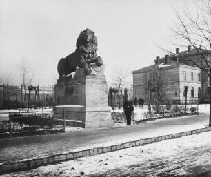 Stauffenbergallee : Hauptwachgebäude der Infanteriekaserne (um 1875; H. Nicolai) und Ruhender Löwe (1877-1879; J. Schilling). Dresden-Albertstadt, Stauffenbergallee