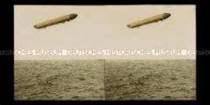Graf Zeppelin hoch über dem See fliegend