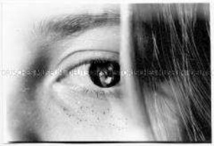 Auge eines Mädchens, dahinein montiert das Foto eines Jungenkopfes (Prämiertes Foto Sonderthema: Mädchen sehen Jungen - Jungen sehen Mädchen)
