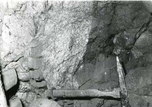 Freital-Zauckerode. Paul-Berndt-Grube (ehemaliger Königin-Carola-Schacht). 13. Sohle, West-Querschlag. Vor lokalem Porphyritvorkommen abnormal grobkörniger Arkosesandstein im Hangenden (Gesteinsschicht oberhalb des Flözes) von Flöz 4