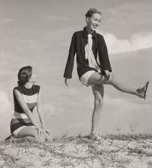 Modeaufnahme, Modelle Eunice Sherman und Theo Graham (Mademoiselle)