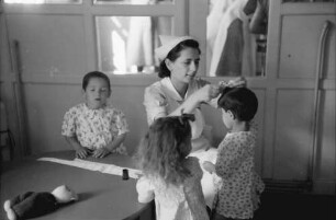 Bukarest: Institut für Ausbildung von Fürsorgeschwestern, Schwester frisiert Kinder