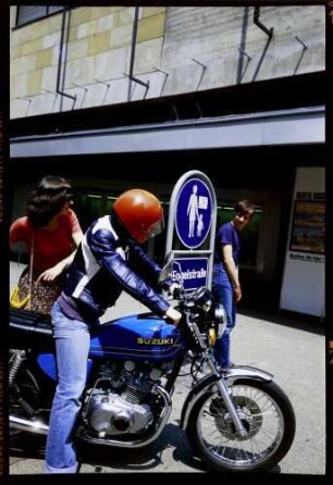 Freiburg: Angst vor Blamage, vor dem Pissbrunnen, Hertiehof, mit Motorrad