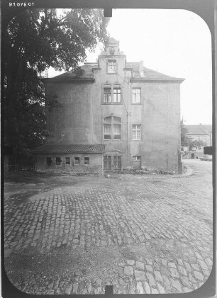 Schkölen, Naumburger Straße 1. Ehem. Gutshof. Herrenhaus (Stadtverwaltung, Baubeginn 16. Jh.). Seitenfront