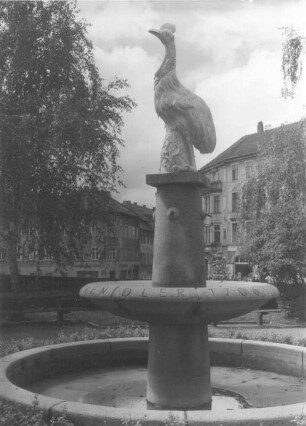 "Kändler-Brunnen" zum Jubiläum 250 Jahre Meißner Porzellan : "Kändler-Brunnen" anläßlich des Jubiläums 250 Jahre Meißner Porzellan. Mit Nachbildung der Kasuar-Plastik von Johann Joachim Kändler (1706-1775; Bildhauer, Porzellangestalter) von 1735. Meißner Porzellan, Granit; 1960. Meißen, Elbstraße