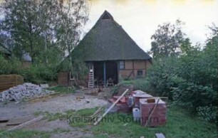 Ohe: Hoibeken 4: Fachwerkkate mit Reetdach: Giebelseite mit Scheunentor: Baumaterialien