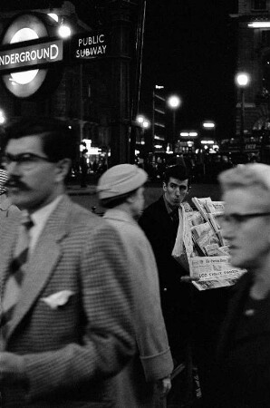 London : In London, nachts, Zeitungsverkäufer am Leicester Square;