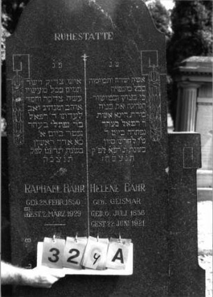 Grabstein 324 (Index: 99797140) Material: Granit Zustand: gut Maße HxBxT: 200x90x30 cm Beschreibung: Stele, 3/4 hohe Seitenflügel, Sockel, geschwungener Abschluß, rechteckig erhöht Symbolik: Lorbergirlanden, Ranken, eckige Voluten: Grabstein 324A