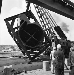 Ausbau des städtischen Elektrizitätswerks im Rheinhafen zum Heizkraftwerk.