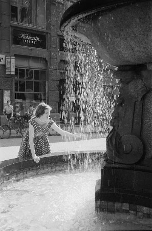 Renate Rössing am Lipsia-Brunnen