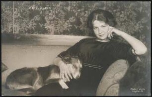 Porträt Lotte Klein : Porträt der Schauspielerin Lotte Klein mit Hund auf einem Sofa. Fotografie (Weltpostkarte) von Bruno Wiehr, Dresden, um 1915