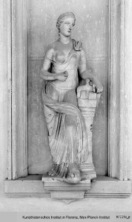 Statue einer Muse (mit modernen Ergänzungen)
