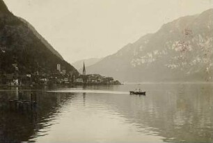 Hallstatt. Ortsansicht über den Hallstätter See