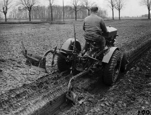 Deutz, 11 PS mit Anbau-Wechselpflug