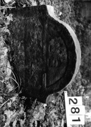 Grabstein 281 (Index: 99803422) Material: Sandstein Zustand: völlig verwitt/eingesunk/befestigt Maße HxBxT: 48x61x7 cm: Grabstein 281