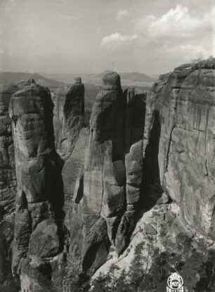 Sächsische Schweiz, Schrammsteine. Schrammtürme, Dreifingerturm und Mittleres Schrammtor. Blick vom Massiv nach Westen