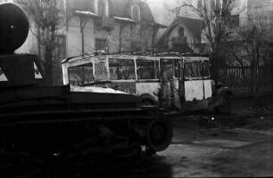 Bukarest: SOS Bonaparte: Ausgebrannter STB Autobus, Vordergrund Tank [Panzer]