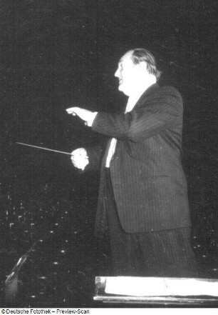 Gewandhauskapellmeister Franz Konwitschny bei der Probe mit dem Gewandhausorchester. Leipzig, Kongreßhalle, 03.05.1956