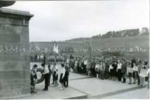Kranzniederlegung in der Nationalen Mahn- und Gedenkstätte Buchenwald durch Junge Pioniere