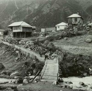 Russland, Elbrus (Kaukasus), Holzbrücke auf Dorstraße